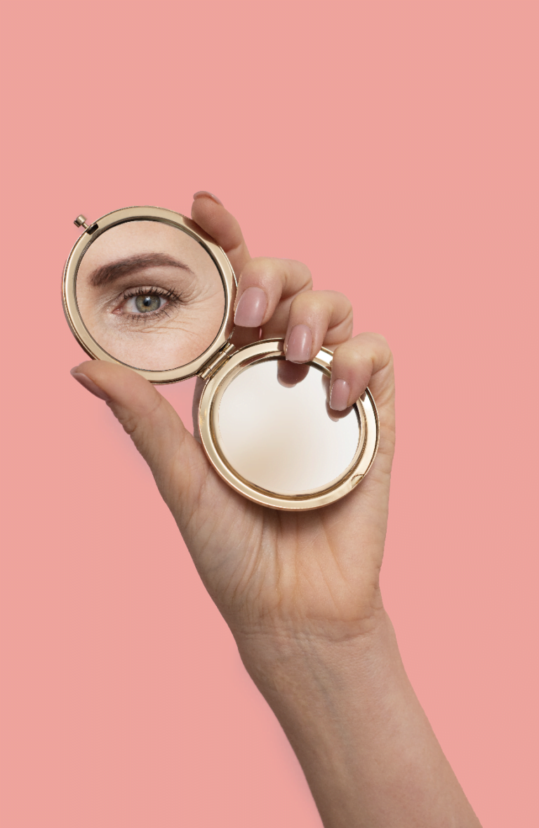 een vrouw kijkend in de spiegel met perfecte wenkbrauwen