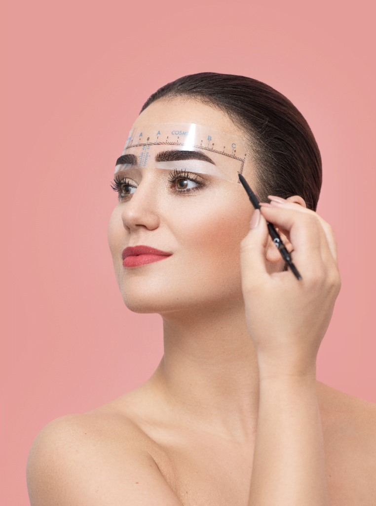 jonge vrouw draagt een easy brows sticker voor haar wenkbrauwen
